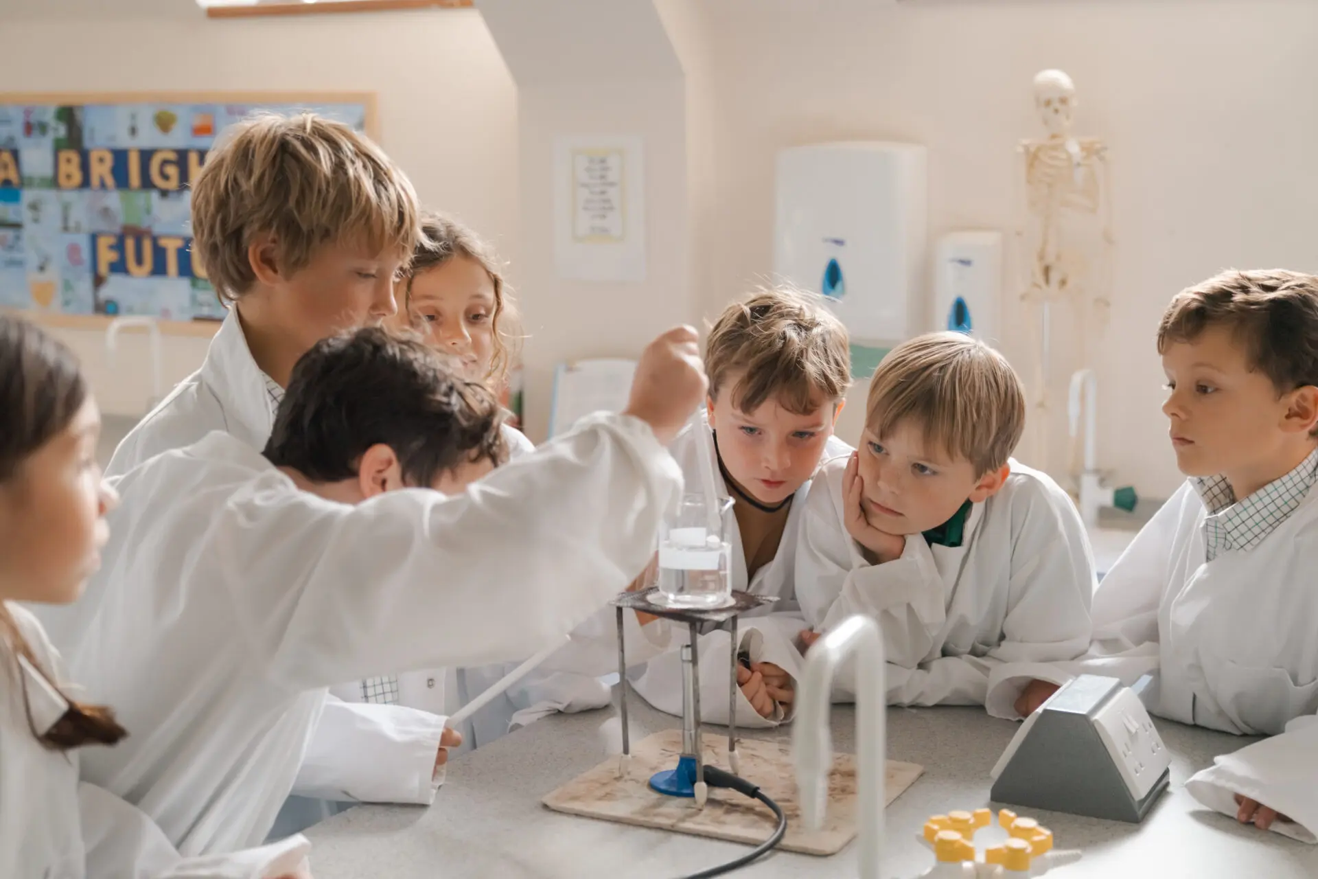 Image of preparatory pupils in a science lesson